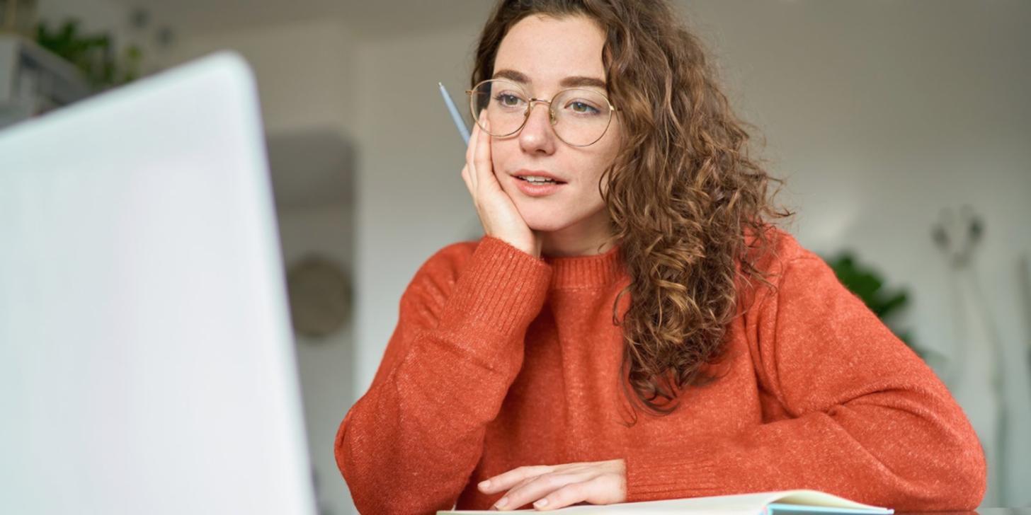 Espacio de análisis financiero con documentos sectoriales y gráficos de tendencias industriales