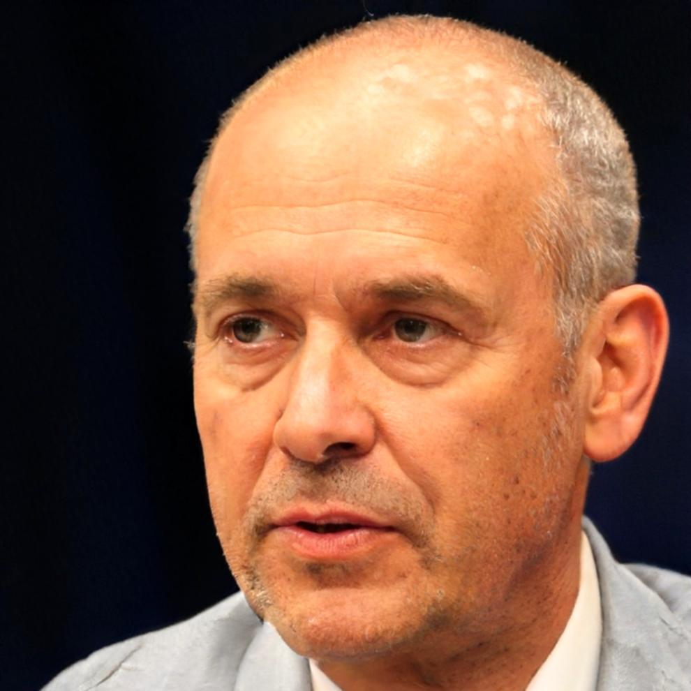 Retrato profesional de Casimir Valbona, director de análisis industrial