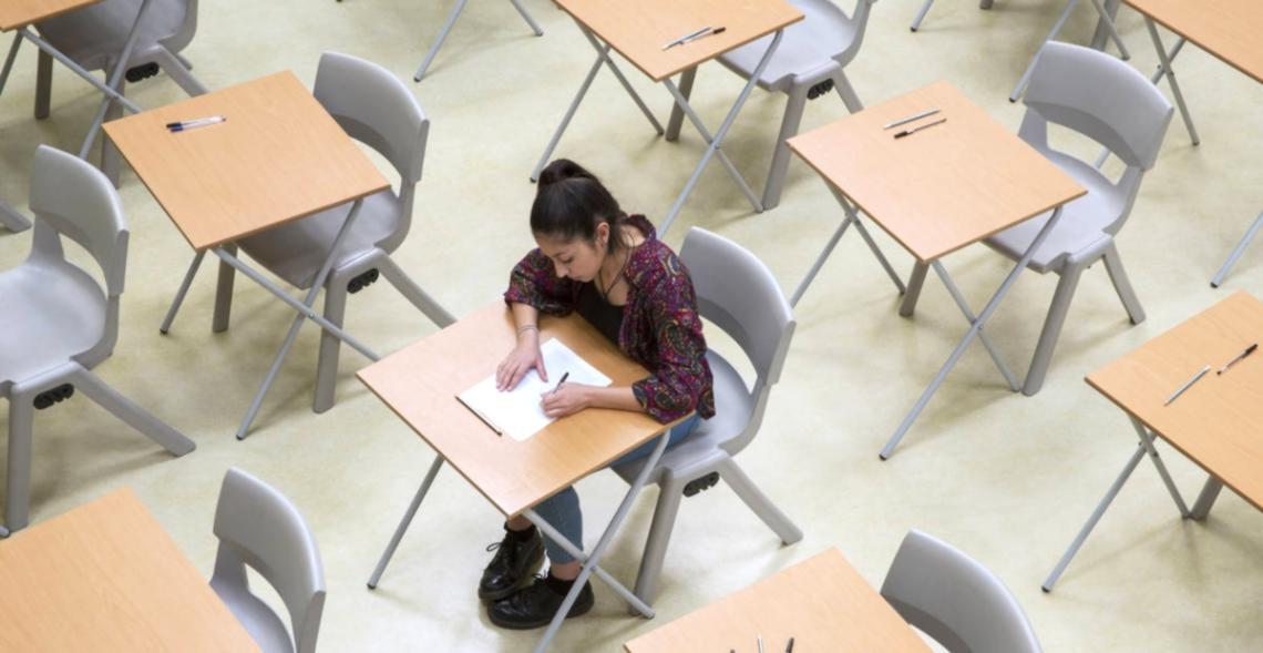 Equipo de analistas revisando informes financieros del sector industrial